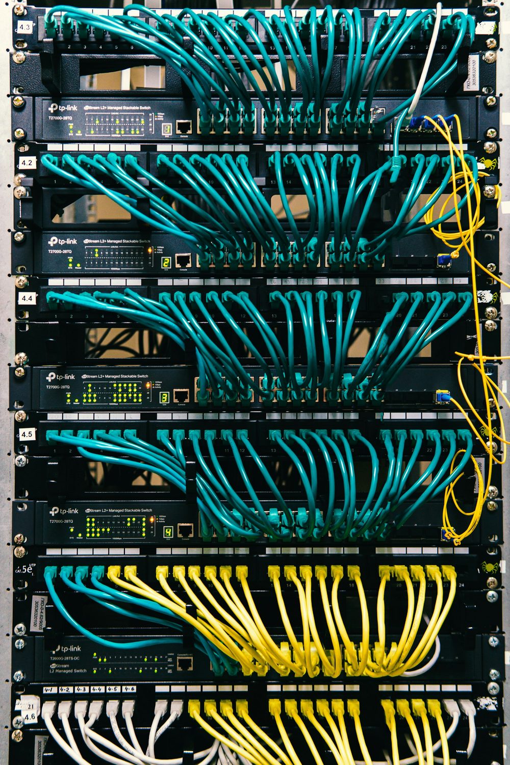 Cablare de rețea ordonată într-un rack
