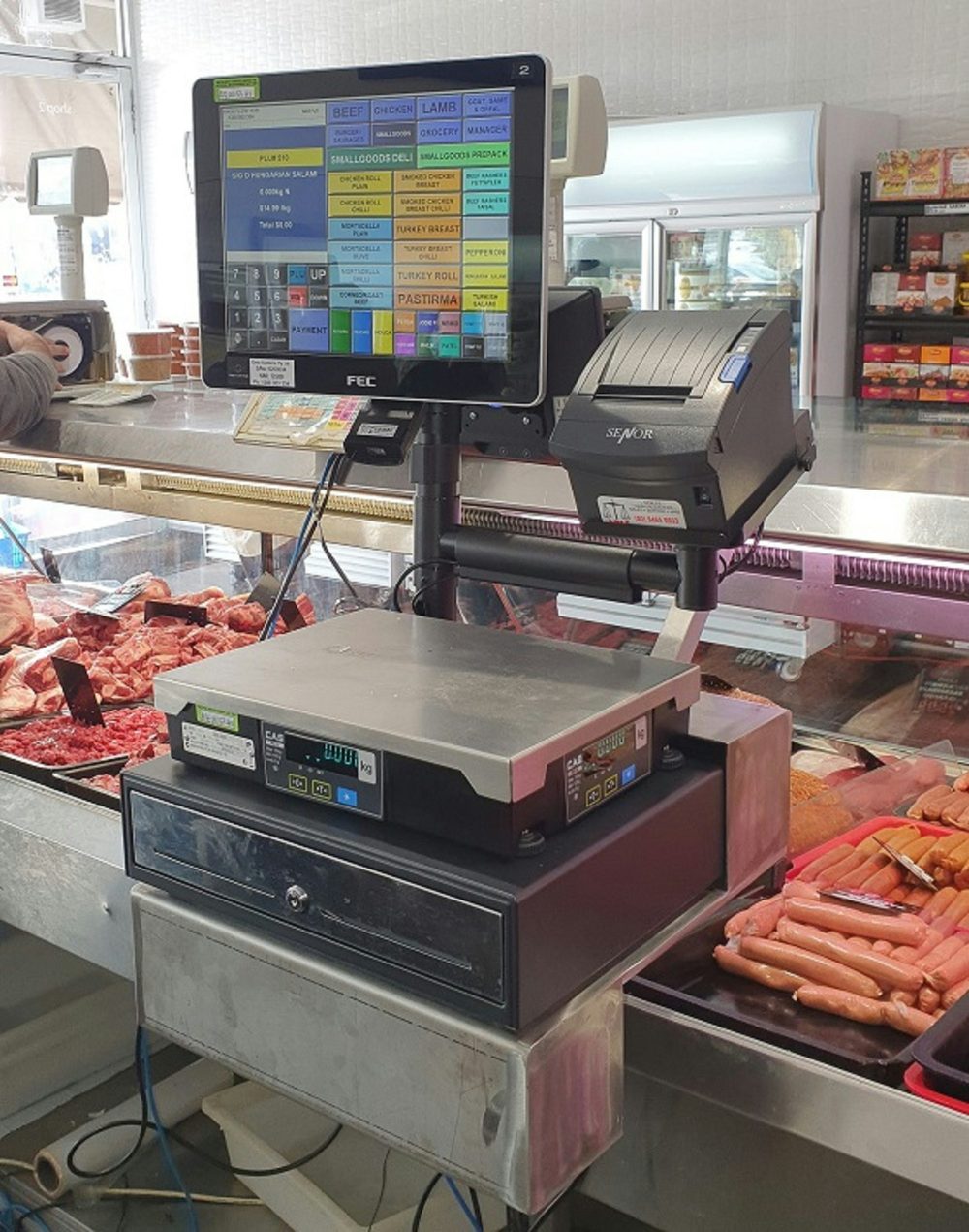 Cântar cu imprimantă de etichete la raionul de carne