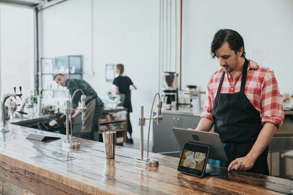 Casă de marcat pe tabletă la tejgheaua unei cafenele